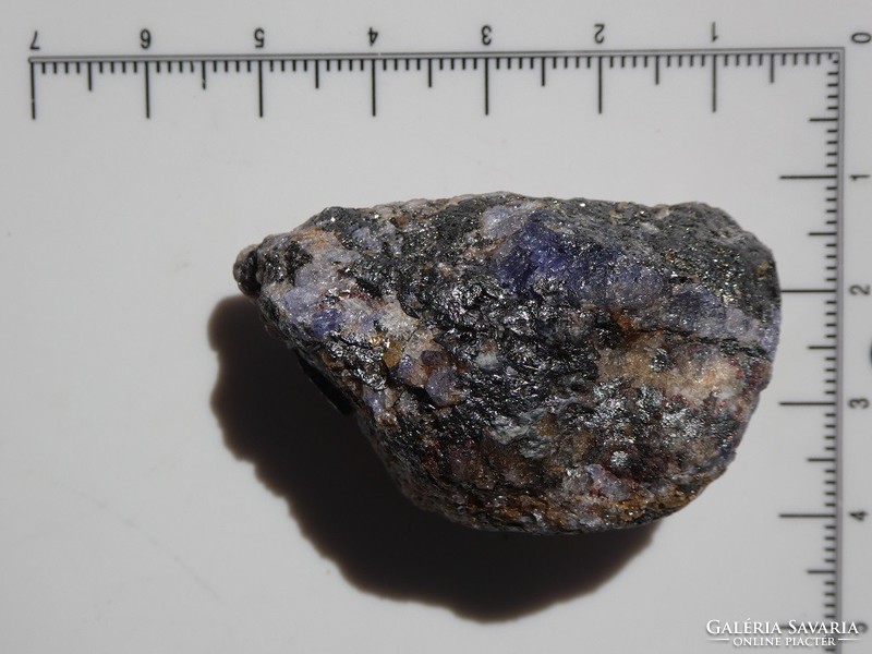 Természetes Tanzanit kristályok a Kvarc szemcsés Grafit anyakőzetben. Gyűjteményi darab. 39 gramm