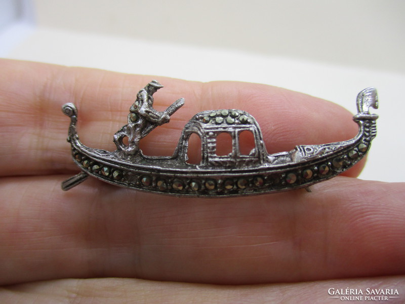 Gyönyörű  antik ezüst  velencei gondolás bross markazitokkal