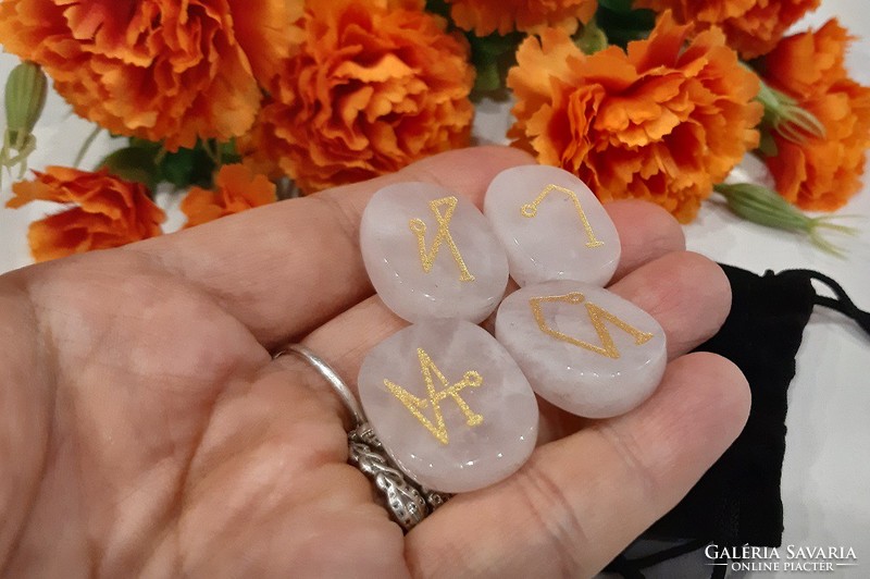 The sigils of the four archangels are engraved in rose quartz in an elegant setting, topaaa