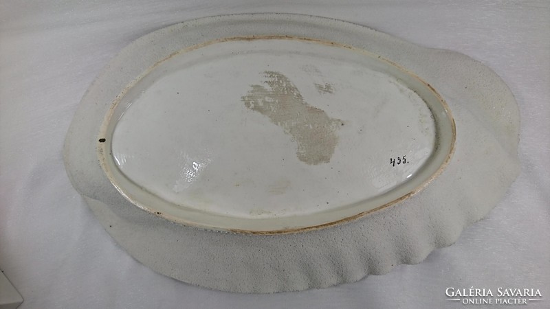 Porcelain bowl by which the base of pearls is applied to the surface and then painted. At the end of the 19th century