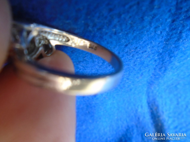 Pazar antik 925 ezüst gyűrű brilliás csiszolású kövekkel 3 db kő van az ékszerben