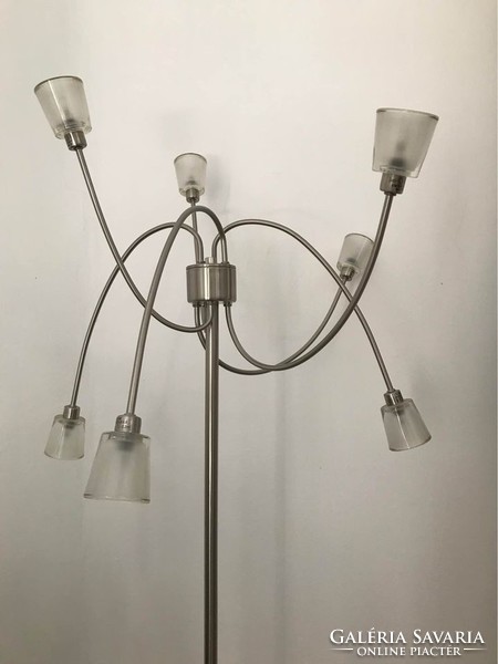 Minimalista fém álló lámpa mozgatható karokkal, vastagfalú opál burákkal