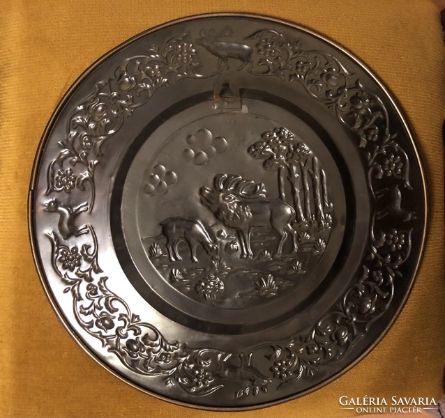 Red copper wall plate with deer decoration