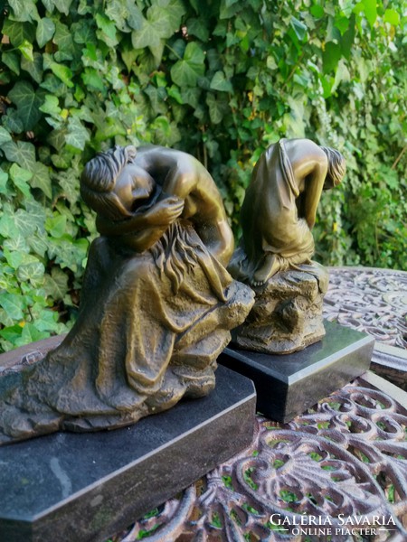 Pihenő hölgy kisplasztika bronz szobrok