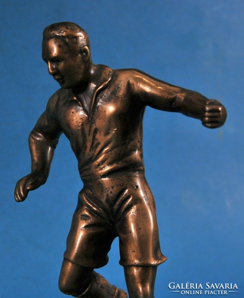 Puskás Ferenc (1927-2006) híres magyar labdarúgó bronz szobra