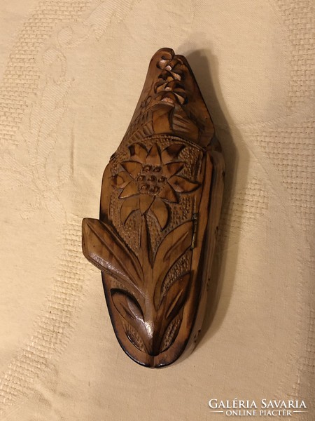 Carved jewelry holder in the form of slippers