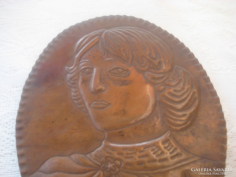 Retró , ötvös munka , falikép vörösréz alapra . Fiatal hölgy domborított képmása 16,5 x 21 mm