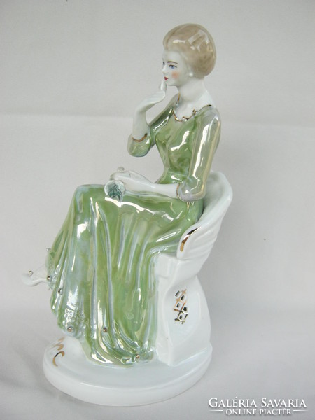 Retro ... nagy méretű porcelán széken ülő nő