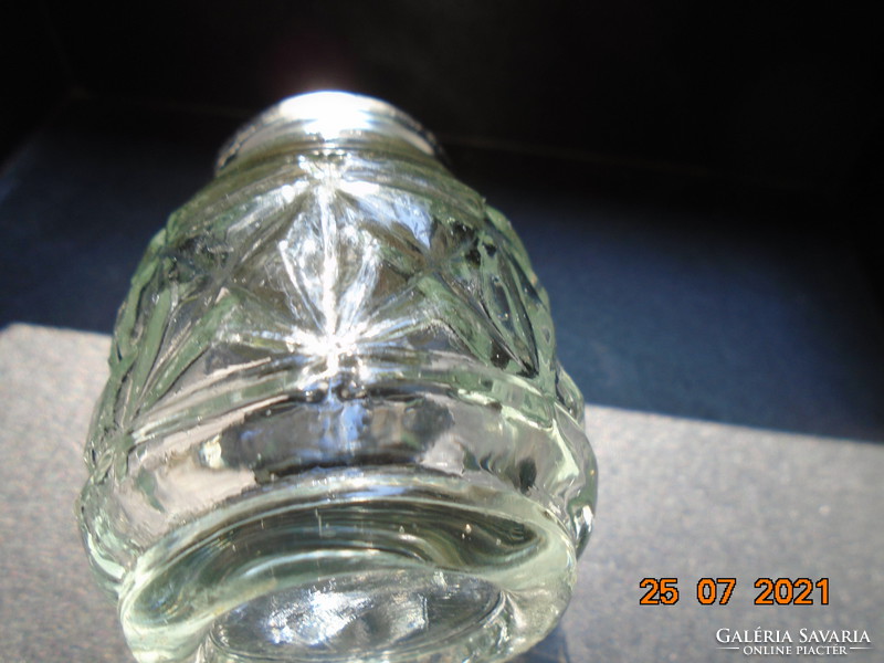 Dombormintás vastag öntött üveg  fűszer szóró, menetes krómozott kupakkal