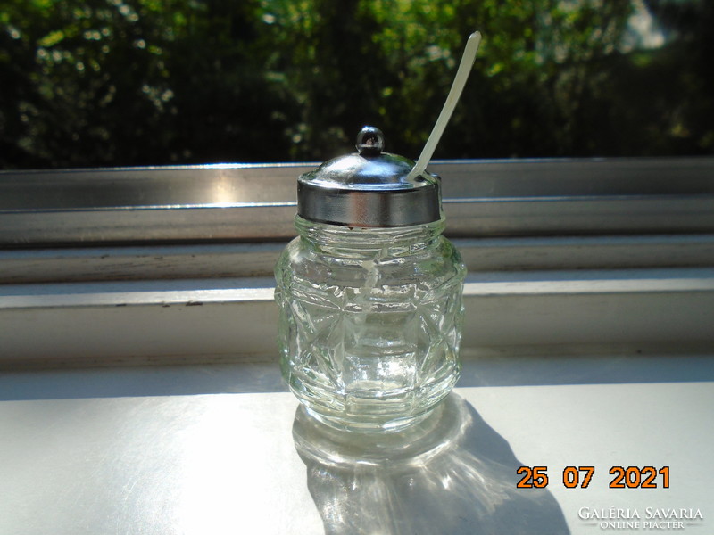Dombormintás vastag öntött üveg  fűszer kínáló kiskanállal, menetes krómozott kupakkal