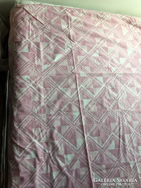Rózsaszín geometriai mintás, másik oldalon csíkos paplanhuzat, ágynemű 155 x 206 cm