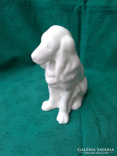 Fehér színű, porcelán kutya. Magasság: 14cm