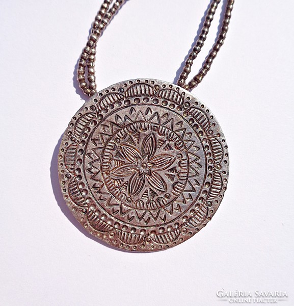 42 Cm. Long necklace with a large flower pattern pendant in the middle