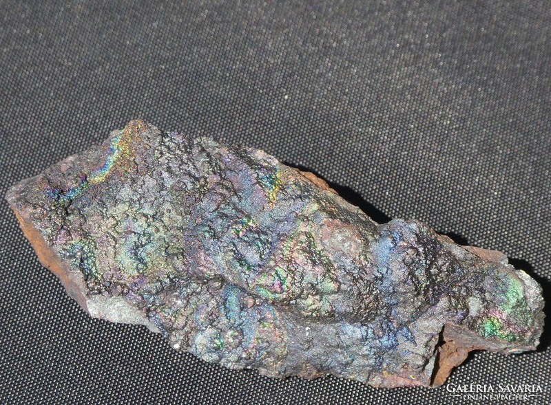 Természetes, irizáló Goethit ásvány. Gyűjteményi darab. 34 gramm