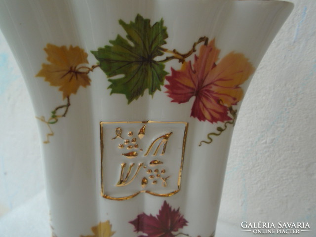 Nagyobb méretű  Antik formatervezett szőlő motívummal  kardos Meisseni porcelán váza