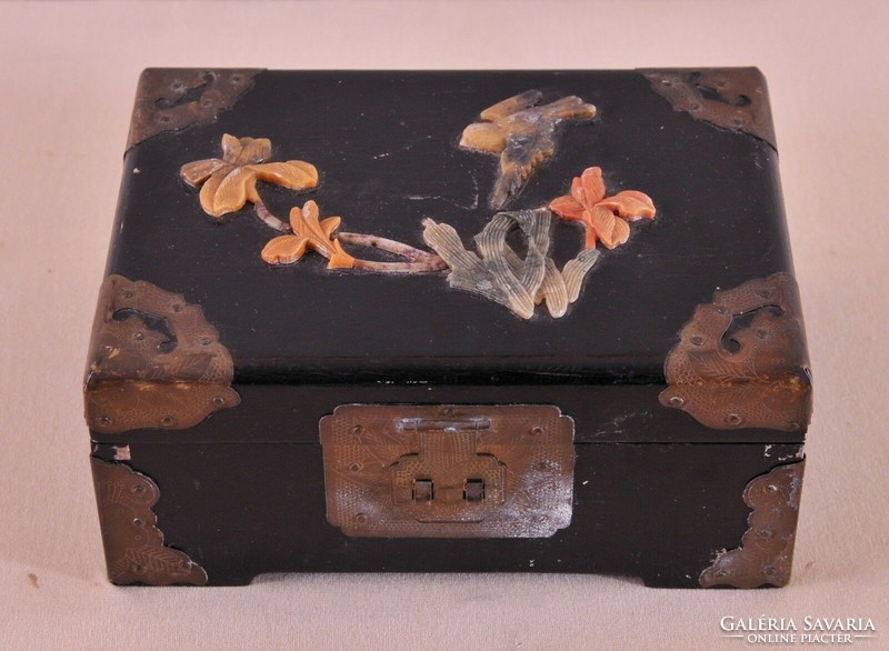 Kínai fekete lakkdoboz, szappankő virágdíszekkel