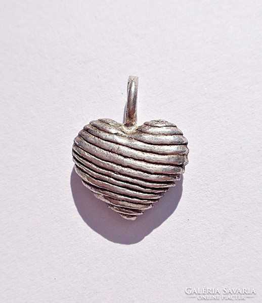 925-ös apró szív alakú medál
