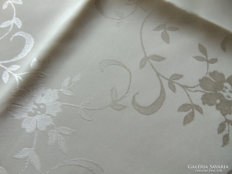 Csodaszép krémszín selyemdamaszt asztalterítő 88 x 160 cm téglalap