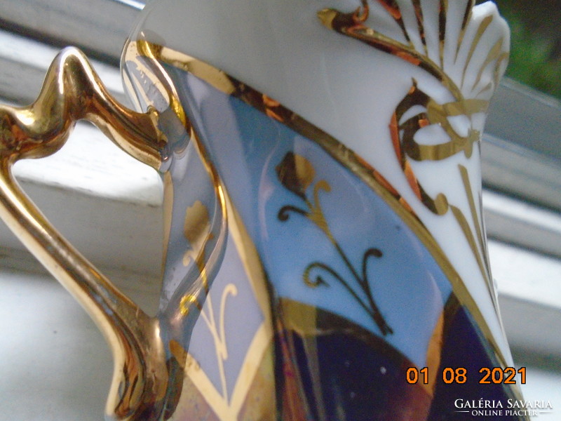 Szecessziós architekturális formákkal,kézzel festett arany virágokkal,csipkézett 6 szögletes mokkás