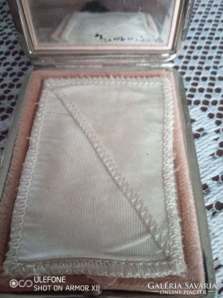 Meseszép egyedi szitakötős hímzéssel díszített púderes doboz az 1950-es évekből