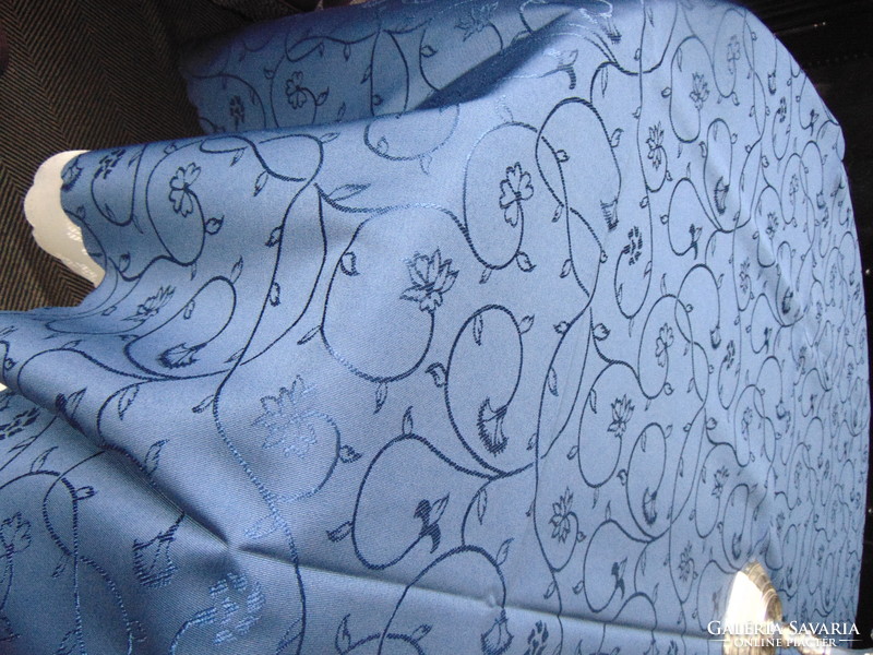 Elegáns selyemdamaszt asztalterítő kék és fehér szett