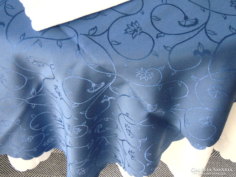 Elegáns selyemdamaszt asztalterítő kék és fehér szett
