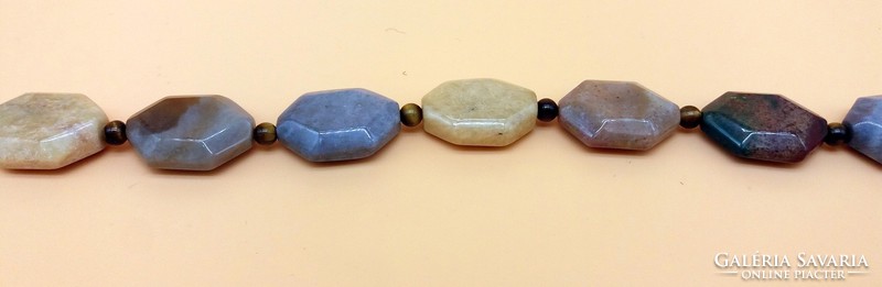 Csiszolt, többféle színű márványból fűzött nyaklánc tigrisszem kiegészítéssel