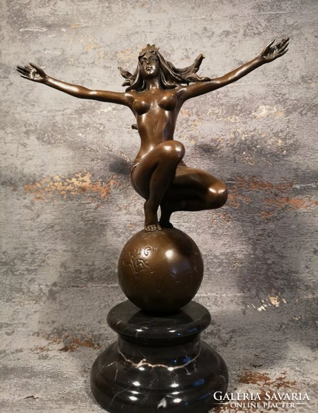 Nő akt globusszal - bronz szobor