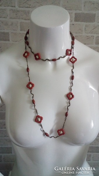 Long necklace with brown and white flowers, howlite mineral
