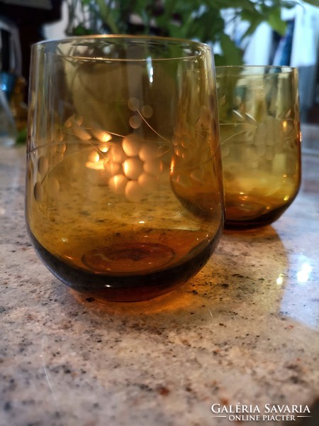 Borostyán színű gravírozott üveg poharak 2 db egyben