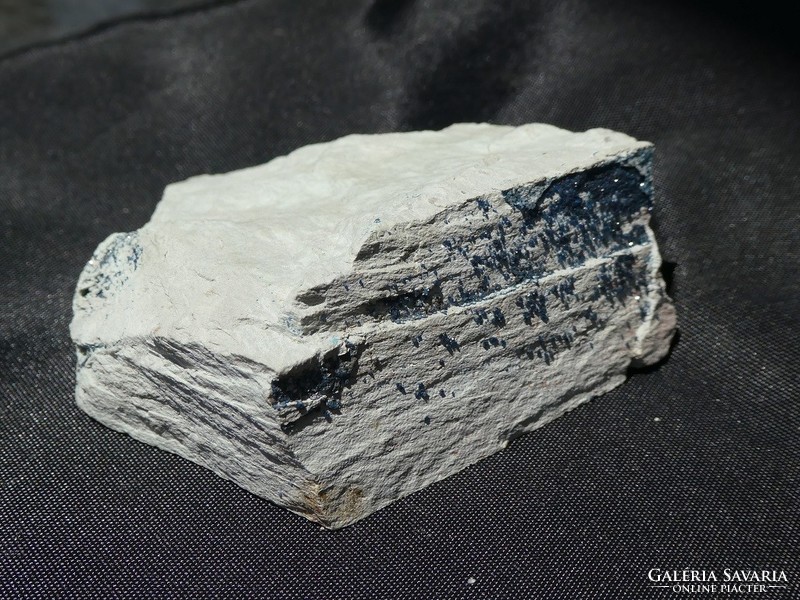 Természetes Cornetit kristályok az anyakőzeten. Régi, gyűjteményi ásvány a típuslelőhelyről. 110 g
