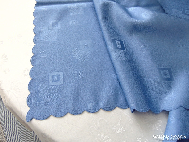 Elegáns kék selyemdamaszt asztalterítő 144 x 180 téglalap
