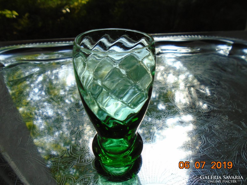 Smaragdzöld dombor csavart rombusz mintás pohár vastag talppal
