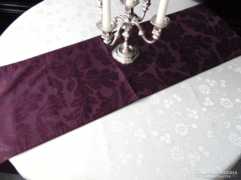 Lila vastag selyemdamaszt asztalterítő csodás mintával