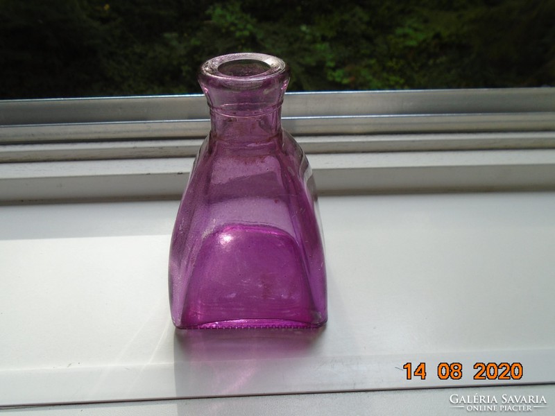 Festett lila négyszögletes palack