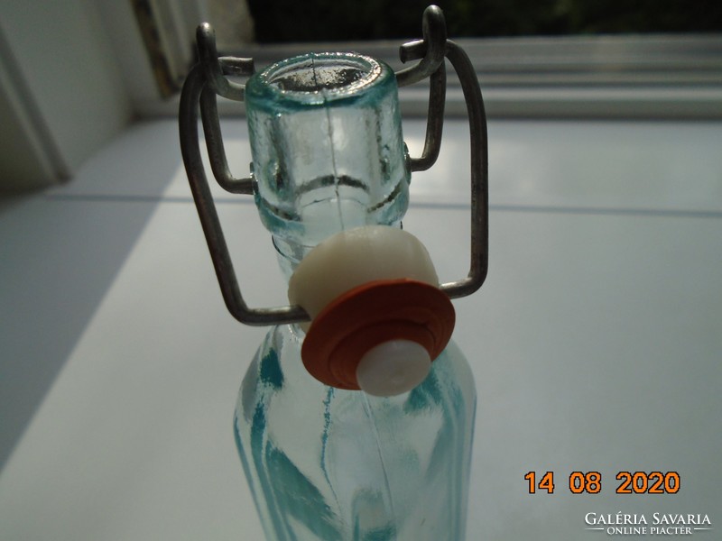 Négyszögletes csatos palack