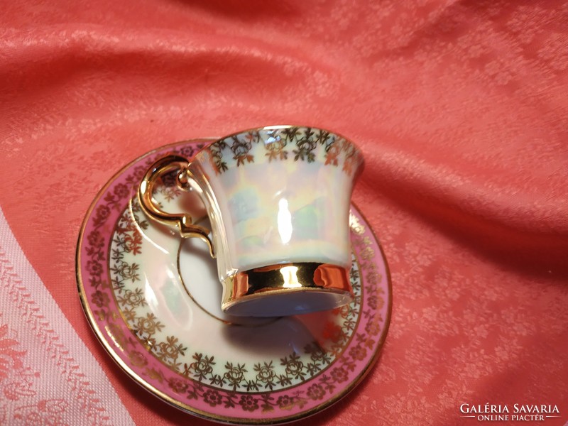 Eozinos, zsáner jelenetes, aranyozott porcelán kávés csésze aljjal.