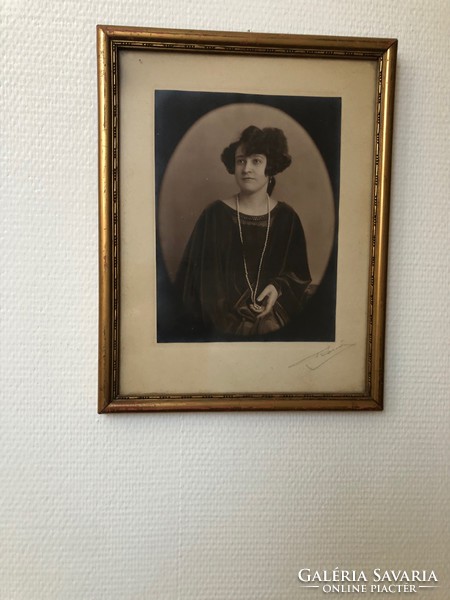 Antik portré fotó keretben, szignóval