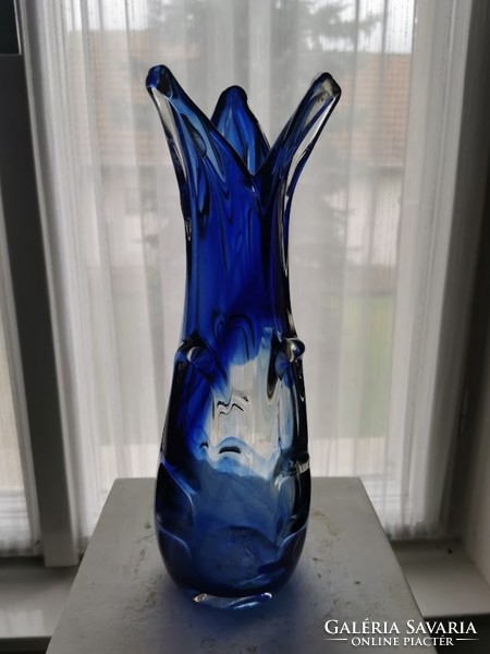 Kék üveg váza, szakított üveg