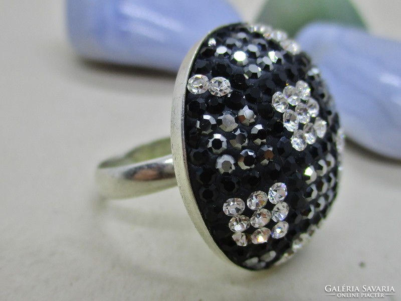 Gyönyörű  nagy ezüst gyűrű  fekete és fehér kövekkel