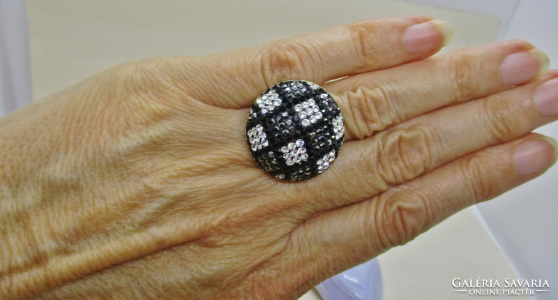 Beautiful large silver ring with black and white stones