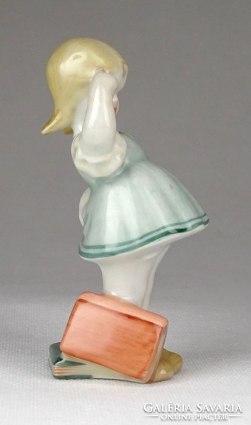 1F609 Herendi porcelán könyves kislány figura