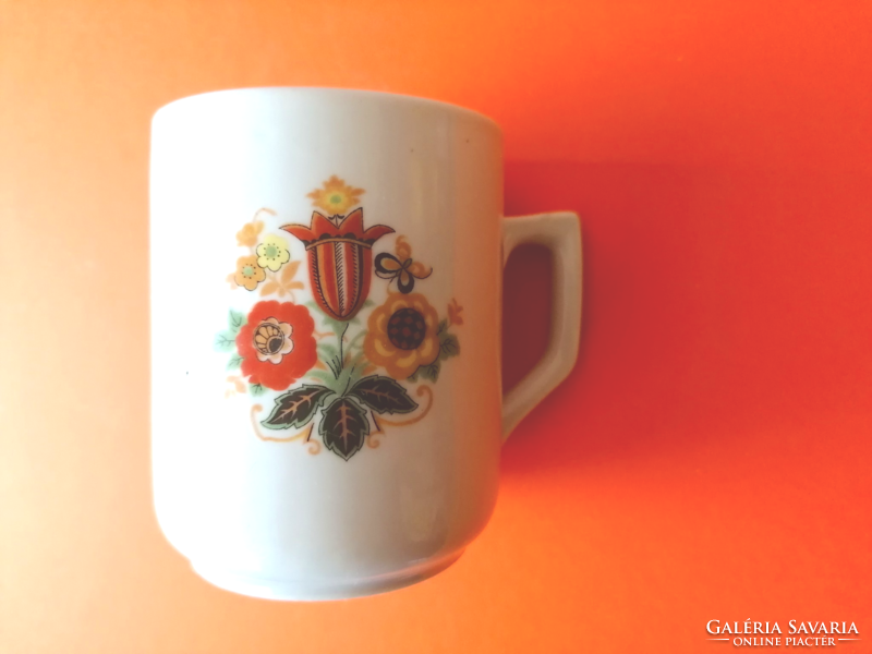 Magyaros mintás Zsolnay váza, csésze és kulacs parasztház dekorációnak.
