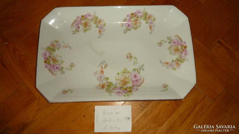 A square porcelain sandwich or a thick, heavy bowl with a fleshy flower pattern. 30X48 cm