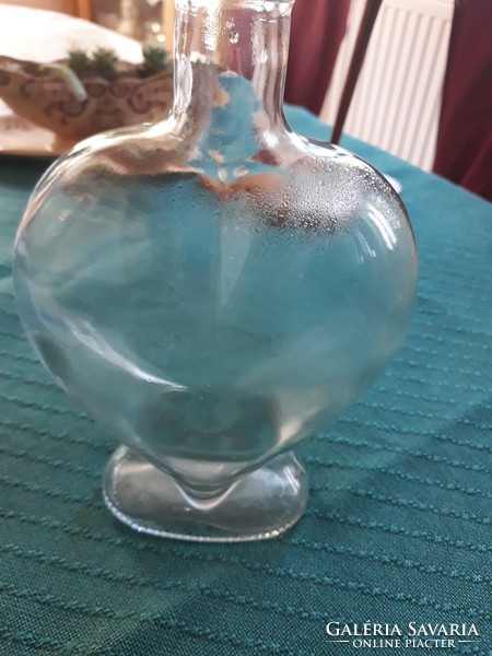 Szív alakú,vastag üveg palack