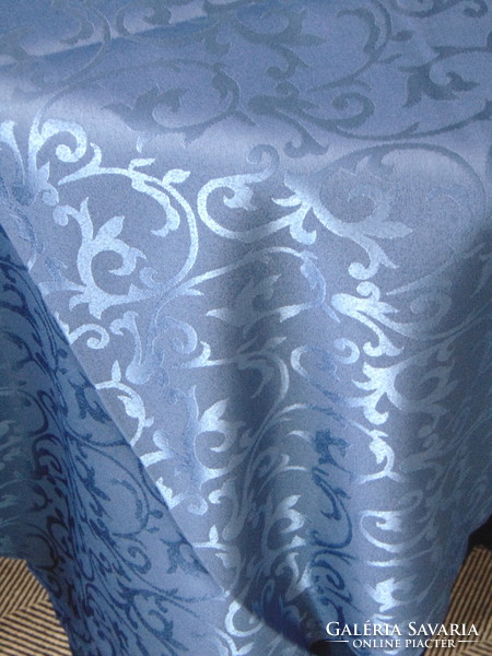 Álomszép elegáns középkék selyemdamaszt  asztalterítő 130 x 156 cm téglalap