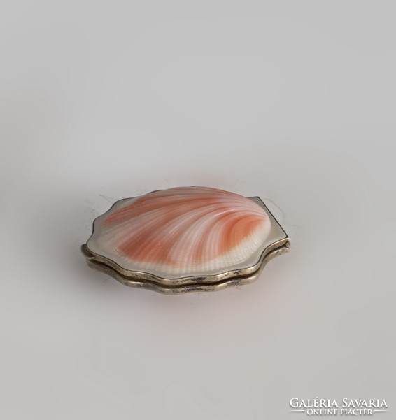 Ezüst szélű kagyló alakú pudrié
