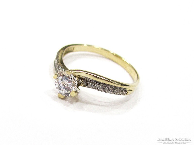 Oldalt köves női arany gyűrű (KECS-Au99522)