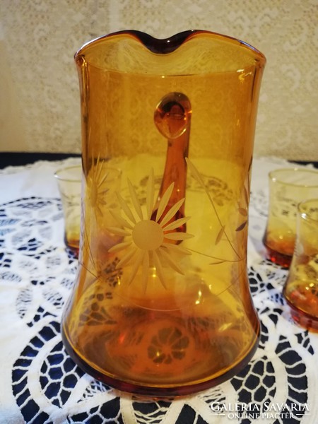 Eladó régi metszett üveg borostyán sárga kancsó 4 pohárral hibátlan!