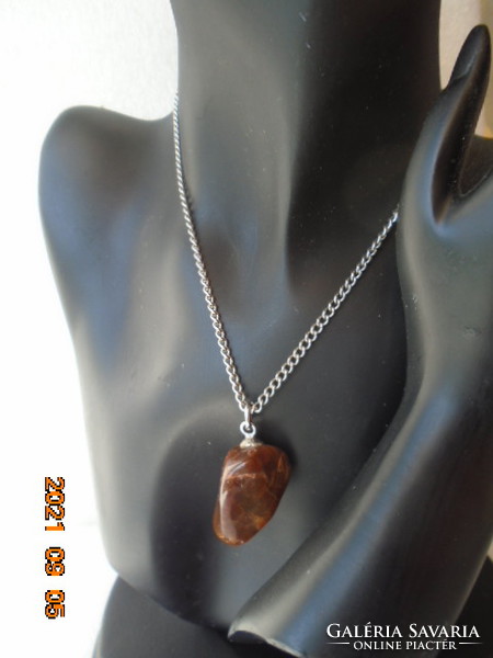 Wonderfully glittering almandine (garnet) gemstone in nice large size with 71 ct long chain